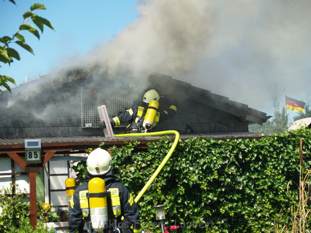 Gartenlaube in Vollbrand Koeln Poll Im Gremberger Waeldchen P145.JPG